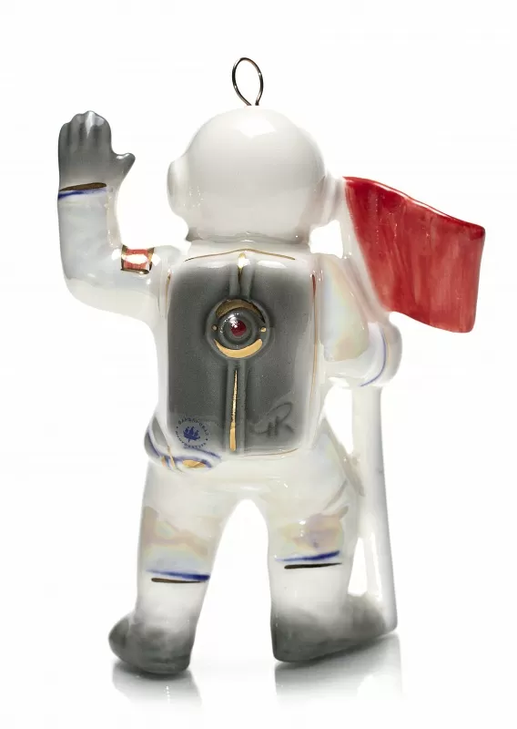 Елочная игрушка Космонавт с флагом (белый)