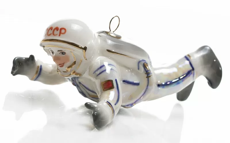 Елочная игрушка Космонавт в невесомости (бело-серый)