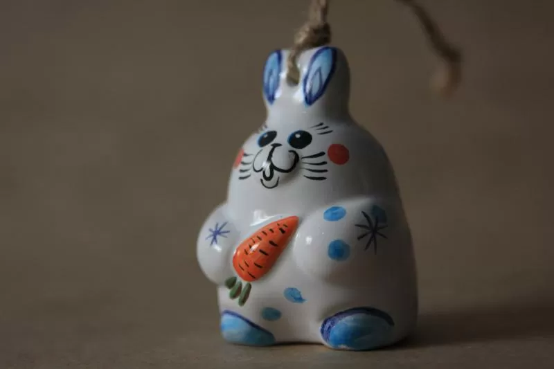Керамическая игрушка Зайчик в снежинках, с морковкой