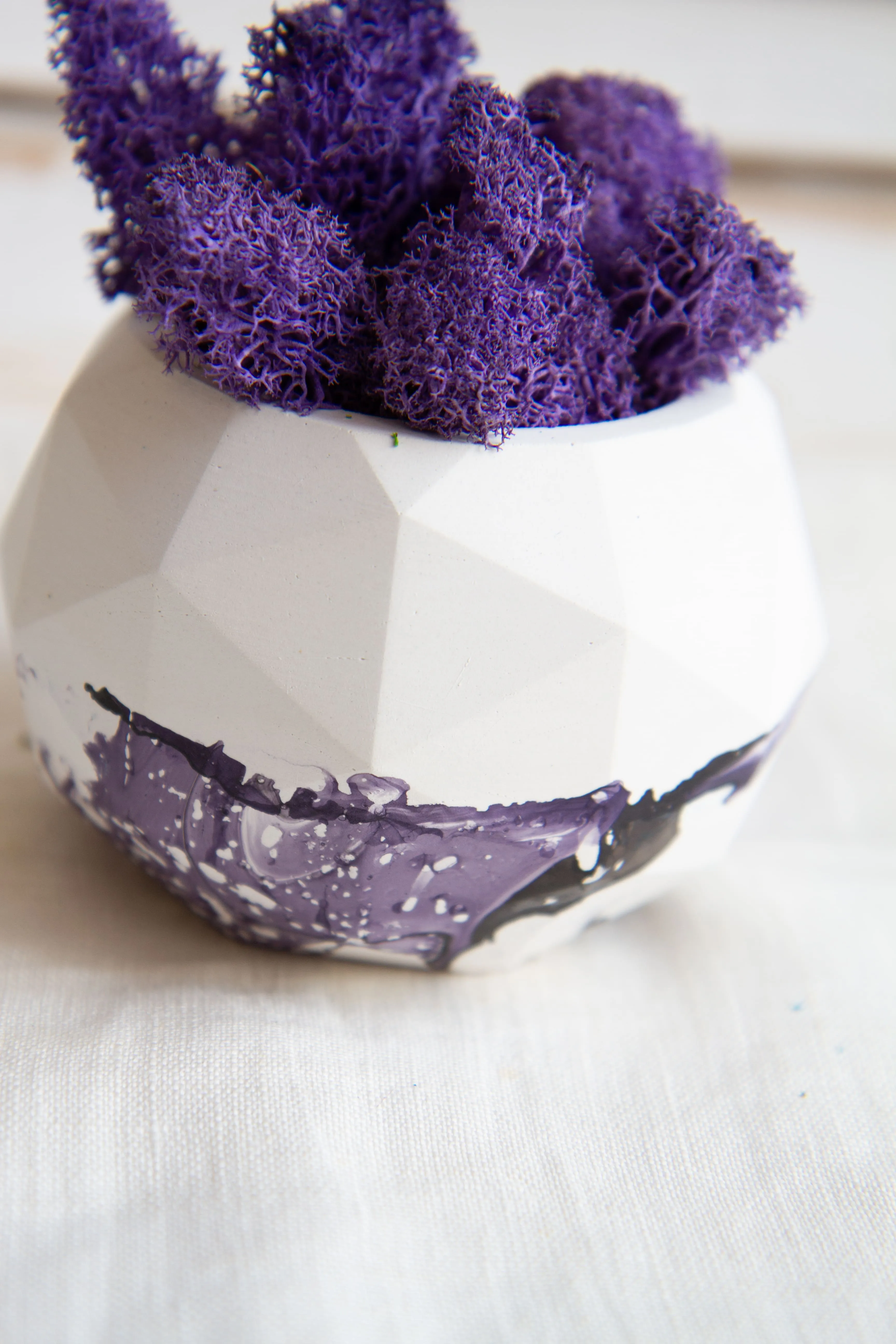 Кашпо со мхом Сфера Геометрия (белый с фиолетовым) фиолетовый мох