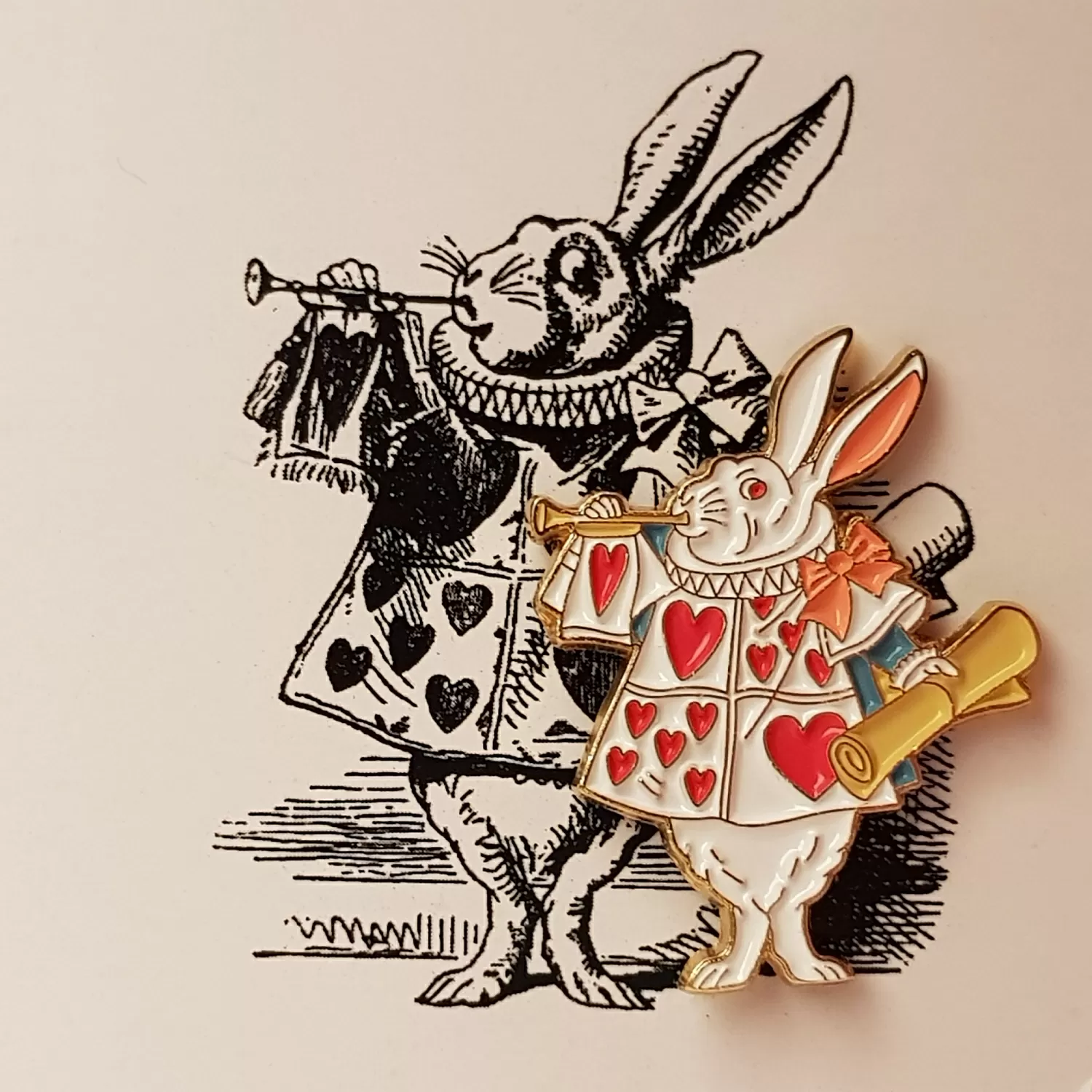 Значок эмалированный Алиса. Кролик