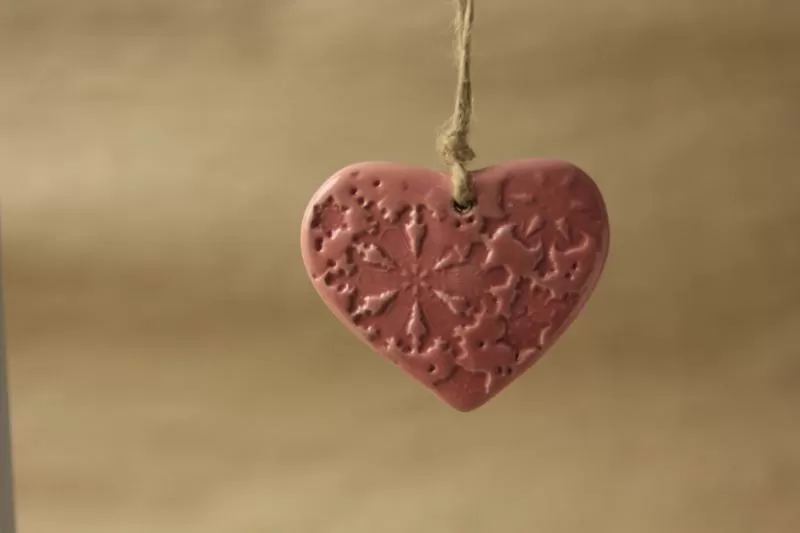 Керамическая игрушка Сердце с тиснением (розовое)