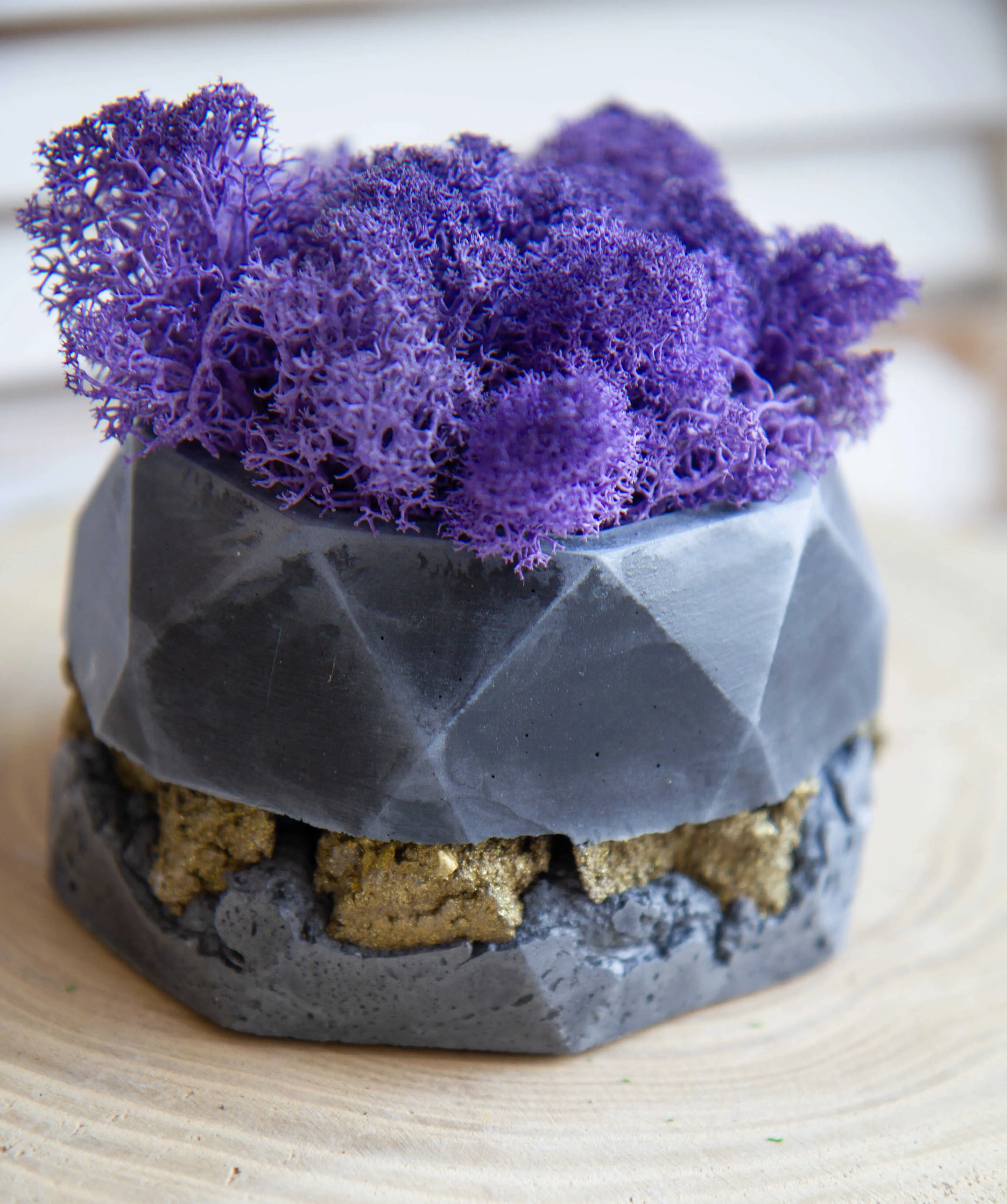 Кашпо со мхом Многогранник с самородками (темно-серый) фиолетовый мох