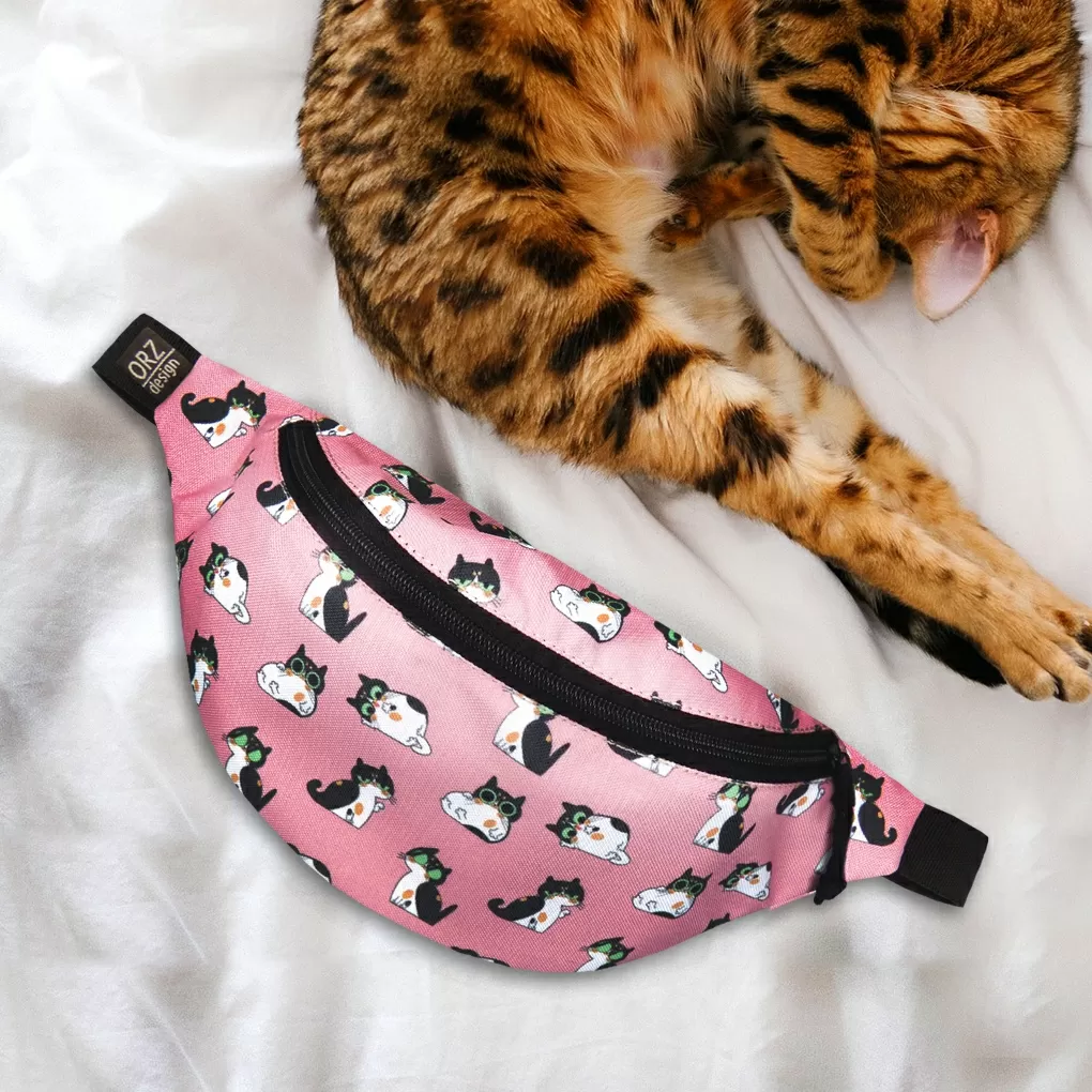 Поясная сумка Коты мультяшные на розовом