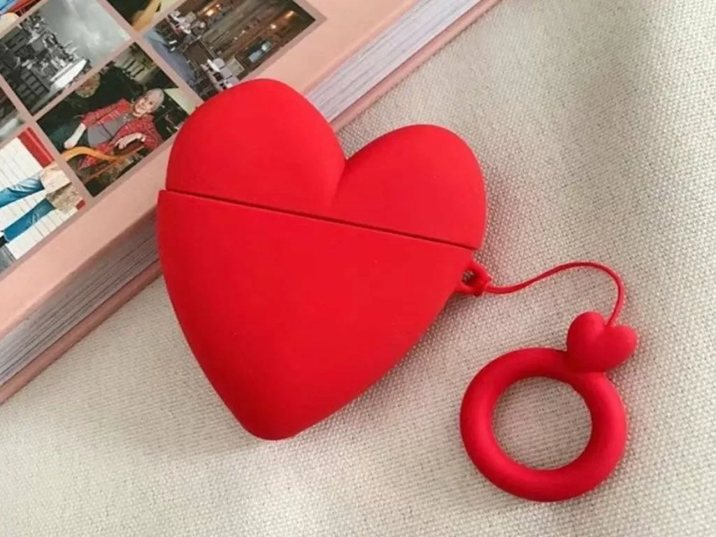 Чехол на AirPods Сердце красное