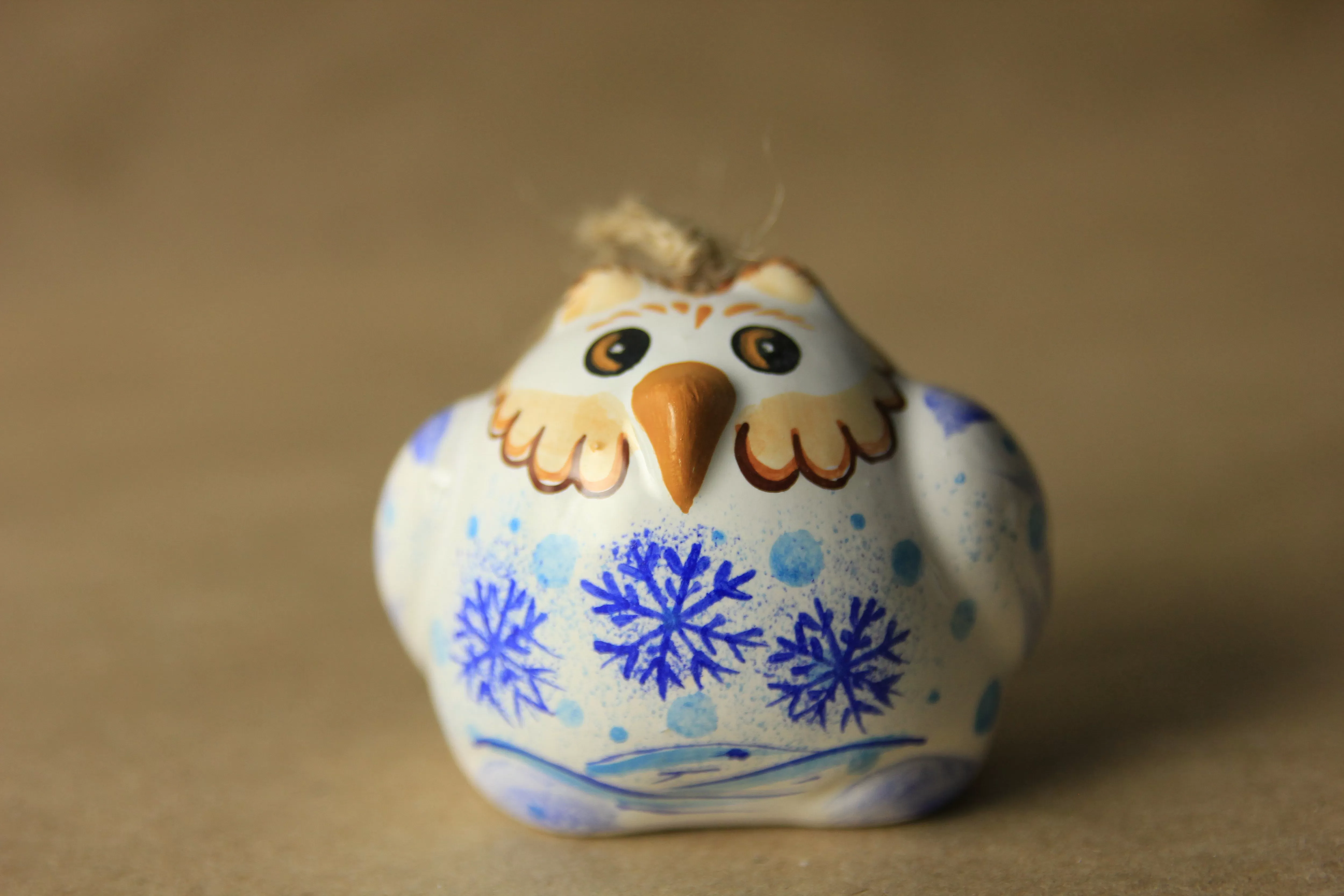 Керамическая игрушка Сова со снежинками малая