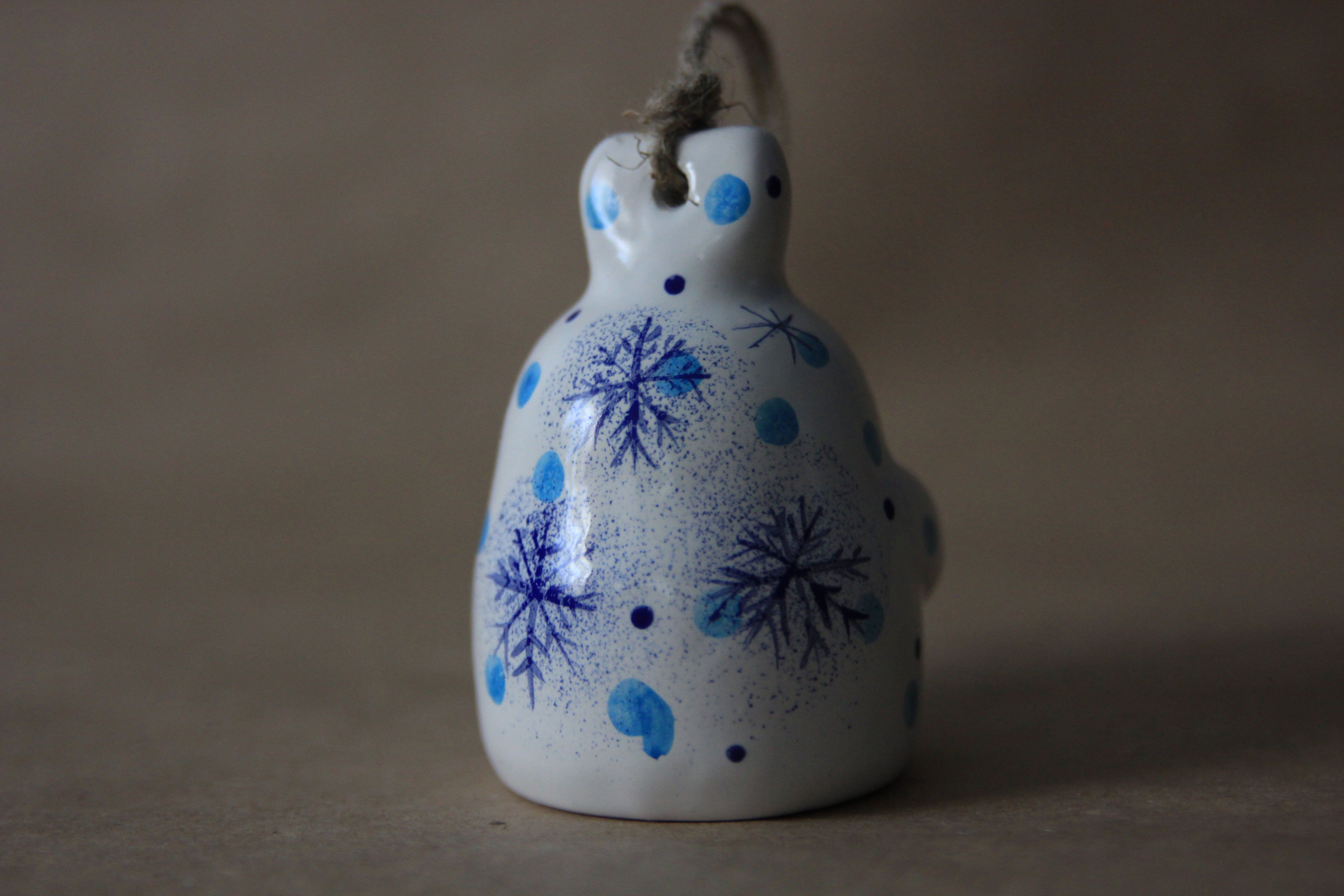 Керамическая игрушка Зайчик в снежинках, с морковкой