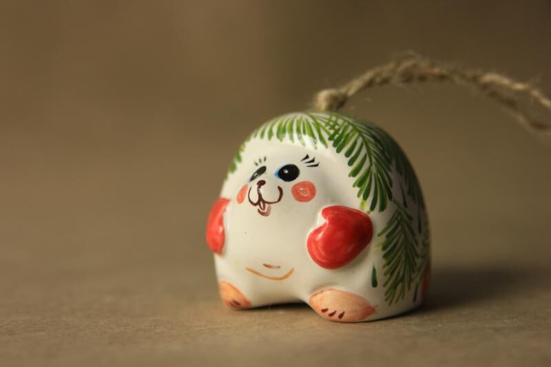 Керамическая игрушка Ёжик малый с новогодними шарами