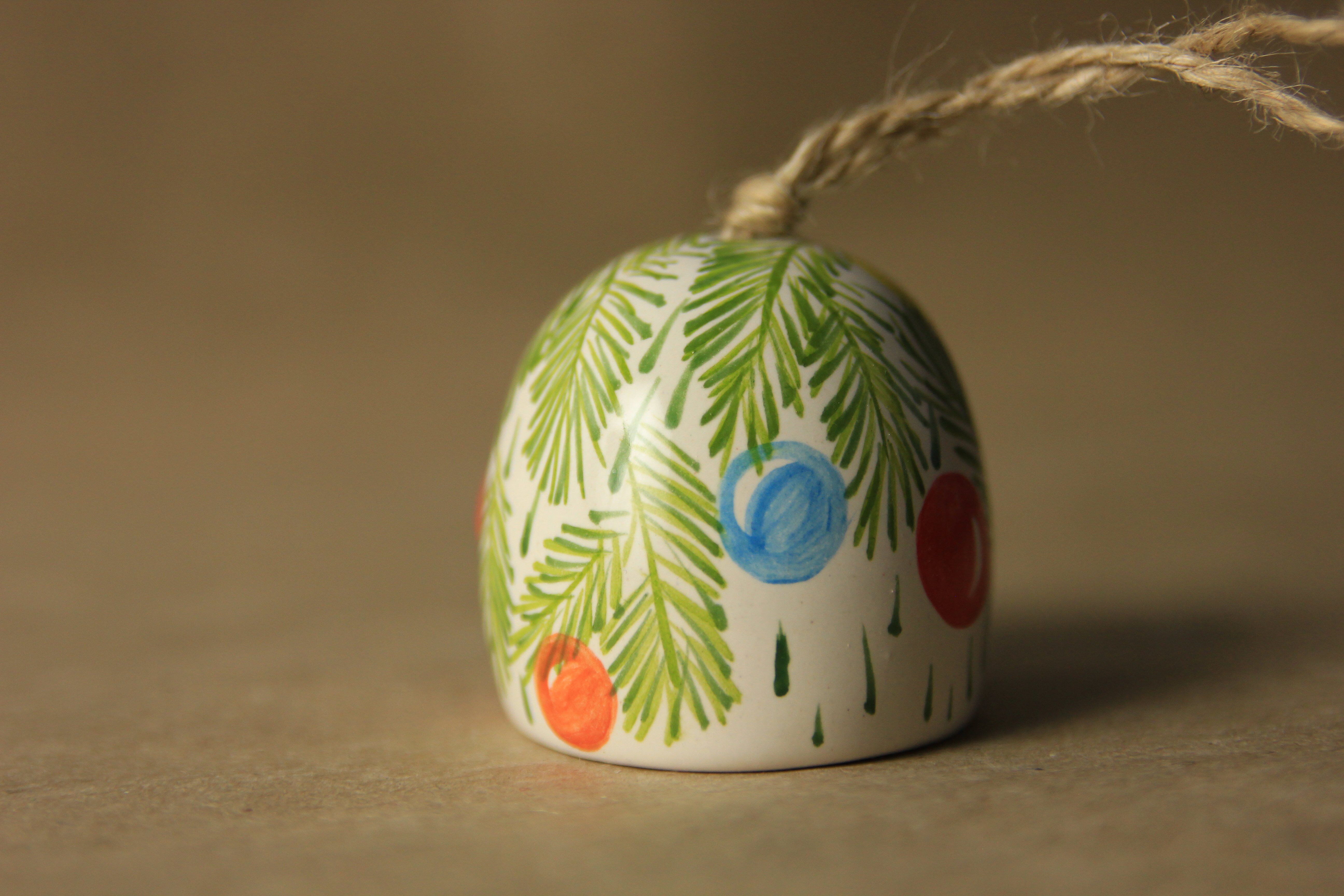 Керамическая игрушка Ёжик малый с новогодними шарами