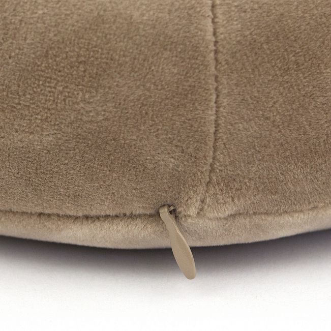 Подушка для путешествий Мордашки (коричневая)